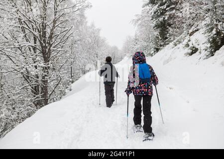 Les Deux Alpes (alpi francesi, Francia sud-orientale): La stazione sciistica coperta di neve in inverno. Attività ricreative durante l'epidemia di Coronavirus come sk Foto Stock