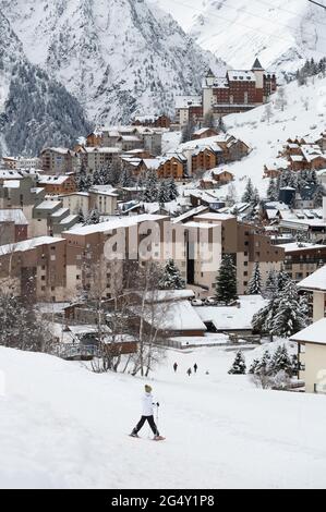 Les Deux Alpes (alpi francesi, Francia sud-orientale): La stazione sciistica coperta di neve in inverno. Basso tasso di occupazione e pochi turisti durante il coronavir Foto Stock