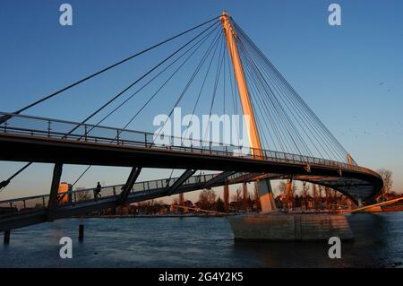 FRANCIA, BAS-RHIN (67), STRASBURGO, PONTE PEDONALE DEUX RIVES TRA STRASBURGO E KEHL (GERMANIA)AUTORIZZAZIONE ADAGP : ARCHITECTE : MARC MIMRAM Foto Stock