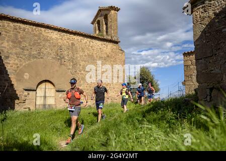 Corridori che fanno la gara di Romànica, un percorso GR a lunga distanza che passa attraverso più di 20 eremi romanici nel centro della Catalogna di Barcellona, Spagna Foto Stock