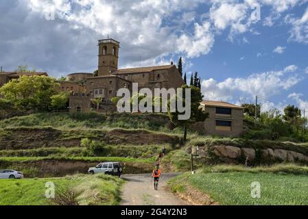 Corridori che fanno la gara di Romànica, un percorso GR a lunga distanza che passa attraverso più di 20 eremi romanici nel centro della Catalogna, Barcellona Spagna Foto Stock