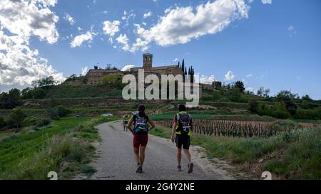 Corridori che fanno la gara di Romànica, un percorso GR a lunga distanza che passa attraverso più di 20 eremi romanici nel centro della Catalogna, Barcellona Spagna Foto Stock
