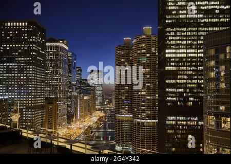 Stati Uniti, Illinois, Chicago: Vita notturna, The Loop e i suoi grattacieli lungo il fiume Chicago e la e Wacker Drive. Foto Stock