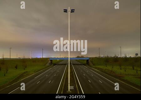 Henin Beaumont (Francia settentrionale): Autostrada deserta A1 durante l'epidemia di Coronavirus, Covid 19 terzo blocco, il 21 marzo 2021. Di solito, la media Foto Stock