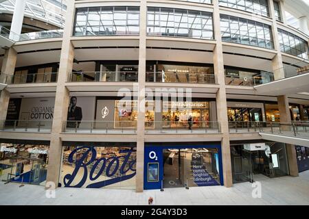 Edimburgo, Scozia, Regno Unito. 24 giugno 2021. Prime immagini del nuovo St James Quarter che ha aperto questa mattina a Edimburgo. Il grande complesso commerciale e residenziale ha sostituito il St James Centre, che ha occupato il sito per molti anni. Iain Masterton/Alamy Live News Foto Stock