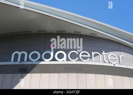 Una visione generale del Moda Center, mercoledì 23 giugno 2021, a Portland, Ore. l'arena è la sede dei Portland Trail Blazers. Foto Stock