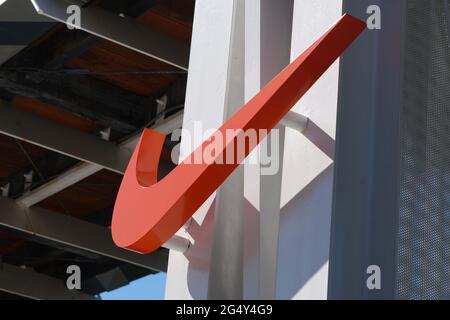 Un logo Swoosh presso la sede centrale Nike World, mercoledì 23 giugno 2021, a Beaverton, OREA. Foto Stock