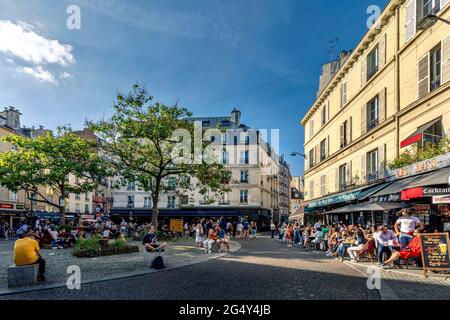 Parigi, Francia - 12 giugno 2021: Dopo la fine del blocco a causa della pandemia di Covid-19, la gente esce di nuovo al ristorante Foto Stock