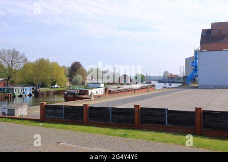 Maggio 14 2021 - Anklam/Germania: Piccolo porto industriale in primavera Foto Stock