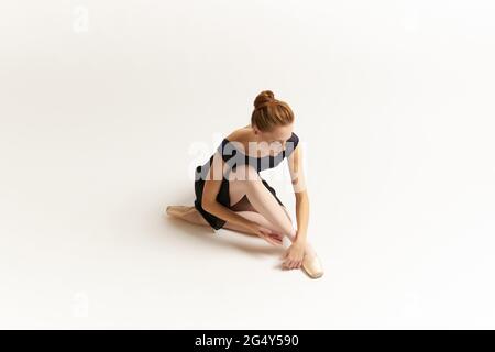 ballerina donna in costume nero con silhouette da ballo Foto Stock