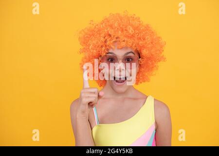 bambino in occhiali da sole e costume da bagno ispirato con l'idea su sfondo giallo, ispirazione. Foto Stock