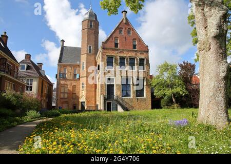 FRANEKER, PAESI BASSI - 16 MAGGIO 2021: Il giardino esterno e la facciata medievale del Museo Martena a Franeker, Frisia Foto Stock