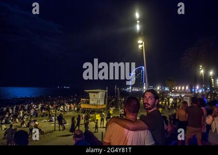 Barcellona, Catalogna, Spagna. 23 Giugno 2021. La gente è vista osservare i fuochi d'artificio sulla spiaggia di Barceloneta.uno dei festival più tradizionali in Catalogna, la vigilia di San Giovanni, celebrato la notte del 23 al 24 giugno, in cui il fuoco dei firecrackers e dei fuochi d'artificio è tradizionale, è tornato dopo il 2020 non è stato permesso di celebrare la pandemia del coronavirus. Credit: Thiago Prudencio/DAX/ZUMA Wire/Alamy Live News Foto Stock