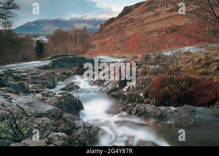 Ashness Bridge su Barrow Beck, nel distretto dei laghi inglesi Foto Stock