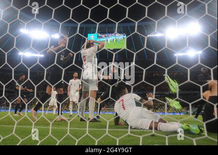 A sinistra: Leon GORETZKA (GER), Mats HUMMELS (GER), giubilazione, gioia, entusiasmo, Dopo l'obiettivo di 1-1 da Kai HAVERTZ (GER-non nella foto), Adam SZALAI (HUN) e Loic NEGO (HUN), deluso, frustrato, espulso, dietro-obiettivo fotocamera, prospettiva dietro l'obiettivo. Fase di gruppo, turno preliminare gruppo F, partita M36, Germania (GER) - Ungheria (HUN) 2-2, il 23 giugno 2021 a Muenchen/Germania, Arena di calcio (Alliianz Arena). Football EM 2020 dal 06/11/2021 al 07/11/2021. Foto Stock