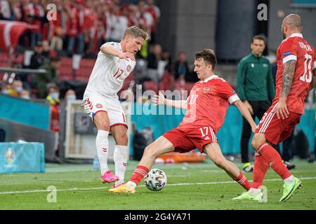 Da sinistra a destra Jens STRYGER LARSEN (DEN), Aleksandr GOLOVIN (RUS), duelli, azione, fase di gruppo, Turno preliminare gruppo B, partita M27, Russia (RUS) - Danimarca (DEN) 1: 4, il 21 giugno 2021 a Copenaghen/Danimarca . Football EM 2020 dal 06/11/2021 al 07/11/2021. Â Foto Stock