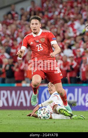 Yussuf Yurary POULSEN dietro (DEN) gravetscht contro Magomed OZDOEV (RUS) duelli, azione, palco di gruppo, turno preliminare gruppo B, partita M27, Russia (RUS) - Danimarca (DEN) 1: 4, il 21 giugno 2021 a Copenaghen/Danimarca. Football EM 2020 dal 06/11/2021 al 07/11/2021. Â Foto Stock