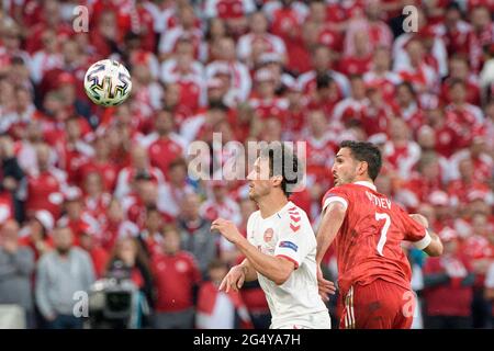 Da sinistra a destra Thomas DELANEY (DEN), Magomed OZDOEV (RUS) duelli, azione, fase di gruppo, turno preliminare gruppo B, partita M27, Russia (RUS) - Danimarca (DEN) 1: 4, il 21 giugno 2021 a Copenaghen / Danimarca. Football EM 2020 dal 06/11/2021 al 07/11/2021. Â Foto Stock