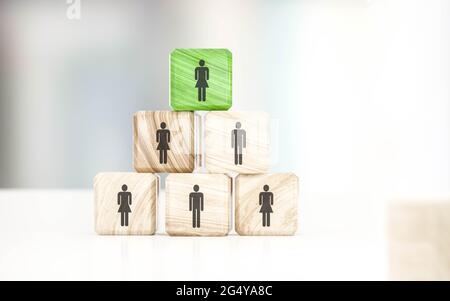 concetto di leadership femminile visualizzato da mattoni di legno 3d rappresentazione illustrazione Foto Stock