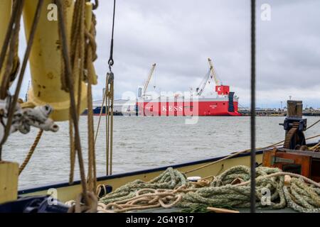 Nave roro 'Seine Highway' vista dalla storica chiatta a vela 'Edith May' all'Isola di Sheppey nell'estuario del Tamigi, Kent, Inghilterra. Foto Stock