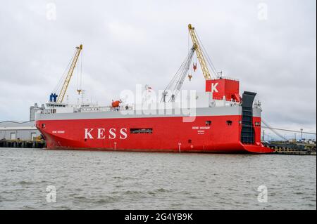 'Seine Highway', nave da trasporto di veicoli, operata da Kess, ormeggiata alla banchina dell'Isola di Sheppey nell'estuario del Tamigi, Kent, Inghilterra. Foto Stock