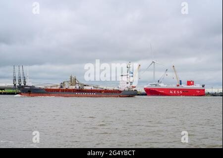 Nave di cemento 'Cemisle', gestita da Baltrader, passando il porto sull'Isola di Sheppey sul fiume Medway nell'estuario del Tamigi, Kent, Inghilterra. Foto Stock