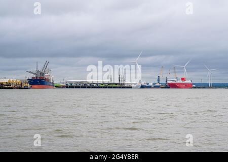 Tre navi commerciali ormeggiate nel porto dell'Isola di Sheppey, nell'estuario del Tamigi, Kent, Inghilterra. Foto Stock