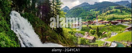 Cascata di Jaun sulle alpi. kanton Friburgo, Friburgo nelle vicinanze di Bulle, Berna, Thun. Buon modo turistico escursionistico. Svizzera Foto Stock