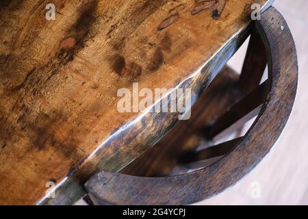 Un tavolo e una sedia in legno spesso lucidato, vista dall'alto Foto Stock