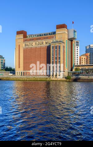 CENTRO BALTICO per l'arte contemporanea sulla riva sud del fiume Tyne a Gateshead. Creato da un vasto mulino convertito. Foto Stock