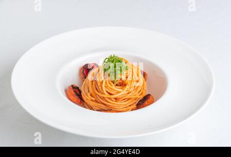 Ciotola di Spaghetti con pomodori ciliegini e basilico grattugiato Foto Stock
