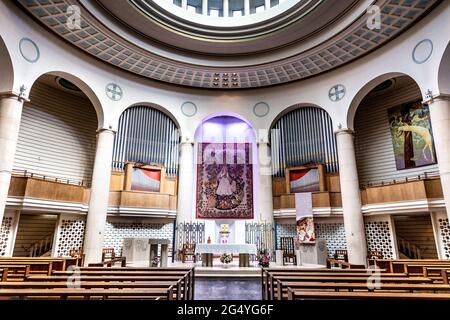 Altare di Notre Dame de France con arazzi di Aubusson di Dom Robert, Leicester Square, Londra, Regno Unito Foto Stock