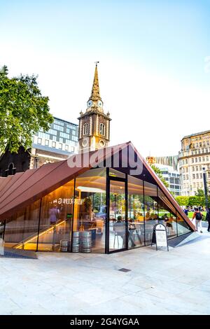 Kahalia Cafe all'interno di un padiglione contemporaneo in Aldgate Square, East London, UK Foto Stock