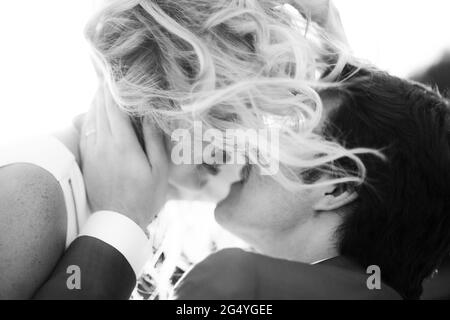 Sposa sposo e sposo insieme primo piano bacio immagine in bianco e nero. Foto Stock