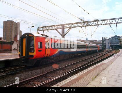 Manchester, Regno Unito - 19 giugno 2021: Un treno espresso (Classe 158) gestito dalla EMR (East Midlands Railway) alla stazione ferroviaria di Manchester Piccadilly. Foto Stock