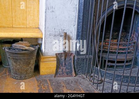 All'interno della stazione ferroviaria di Rowlew - dettaglio del caminetto. Beamish Village, Durham County, Inghilterra, Regno Unito, 12 giugno 2021 Foto Stock