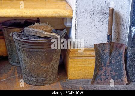 All'interno della stazione ferroviaria di Rowlew - dettaglio del caminetto. Beamish Village, Durham County, Inghilterra, Regno Unito, 12 giugno 2021 Foto Stock