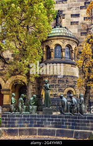 Statua di gruppo del Cristo consolante di Selmar Werner alla fontana nell'atrio della Chiesa di riconciliazione a Dresda, Sassonia, Germania. Foto Stock