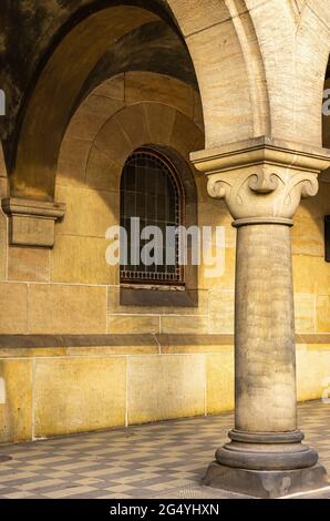 Pilastro, finestra e portico, dettaglio architettonico nel cortile porticato della Chiesa di riconciliazione a Dresda, Sassonia, Germania. Foto Stock