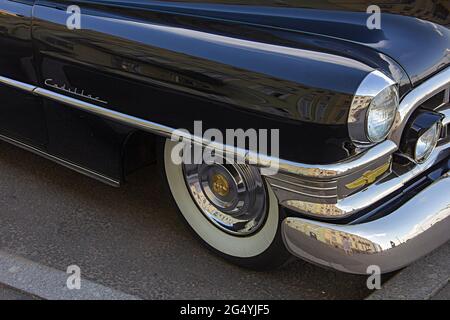 ST. PETERSBURG, RUSSIA - 9 GIUGNO 2021: Cadillac Coupe Deville 1950, auto nera executive, vecchia auto classica retrò, era di grande gatsby, la città di riflessione Foto Stock