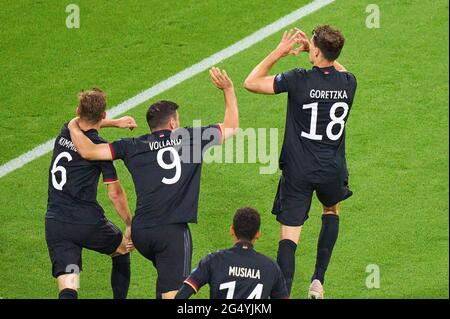 Leon GORETZKA, DFB 18 celebra il suo obiettivo, felice, ridere, celebrazione, 2-2 con Kevin Volland, DFB 9 Joshua KIMMICH, DFB 6 nella partita del Gruppo F GERMANIA - UNGHERIA 2-2 ai Campionati europei di calcio UEFA 2020 nella stagione 2020/2021 il 23 giugno 2021 a Monaco, Germania. © Peter Schatz / Alamy Live News Foto Stock