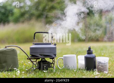 Cucina nella foresta. Cibo liofilizzato in una confezione. Cibo essiccato e  stufa a gas. Prima colazione nella foresta. Cibo in un pacchetto Foto stock  - Alamy