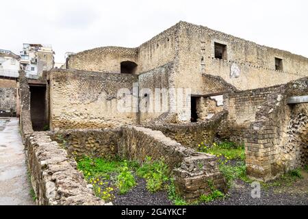 Rovina di una casa romana nel sito archeologico dell'antica città di Ercolano, Campania, Italia Foto Stock