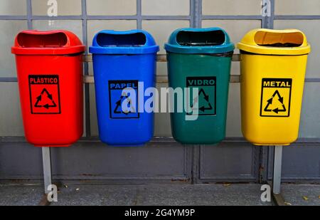 Bidoni di rifiuti riciclano, Rio de Janeiro, Brasile. Plastica, carta, vetro e metallo Foto Stock