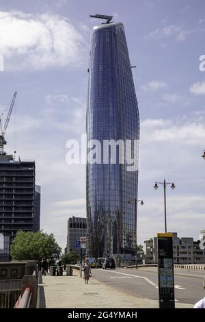 LONDRA, REGNO UNITO - 23 giugno 2021: La torre Boomerang all'estremità sud del ponte di Blackfriars. Foto Stock