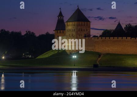 Notte di giugno alle antiche torri dei Deteets di Veliky Novgorod. Russia Foto Stock