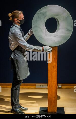 Londra, Regno Unito. 24 Giugno 2021. Isamu Noguchi, il cielo, stima GBP 1,200,000-1,800,000 - Highlights del 20/21° secolo: London Evening sale che è il 30 giugno 2021, live e Livestreamed. In anteprima a Christies King Street, Londra. Credit: Guy Bell/Alamy Live News Foto Stock