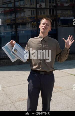 Un Battista evangelico russo americano predica nel tentativo di ottenere i convertiti. A Little Odessa su Brighton Beach Avenue a South Brooklyn, New York. Foto Stock