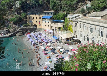 13 settembre 2020: Abbazia di San Fruttuoso, Italia - gente al mare vicino all'abbazia di San Fruttuoso a Camogli, Liguria, Italia Foto Stock