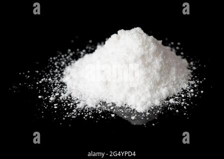 Sostanza simile a mescalina sintetica su sfondo nero Foto Stock